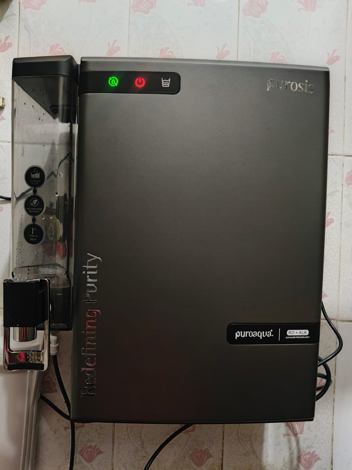 Annual maintenance contract technician checking RO purifier performance